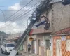 Caminhão danifica poste e deixa fiação elétrica em risco no Manoel Teles