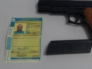 Homem é preso após agredir e ameaçar a própria esposa com arma de brinquedo