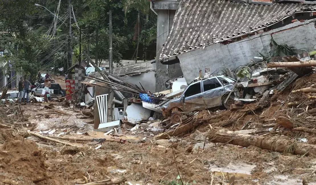 Litoral de SP foi atingindo por 'evento extremo', com recorde de chuvas e elevação do mar
