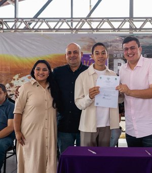 Prefeito de Rio Largo  realiza pagamento retroativo de reajuste salarial e empossa mais de 60 servidores da educação