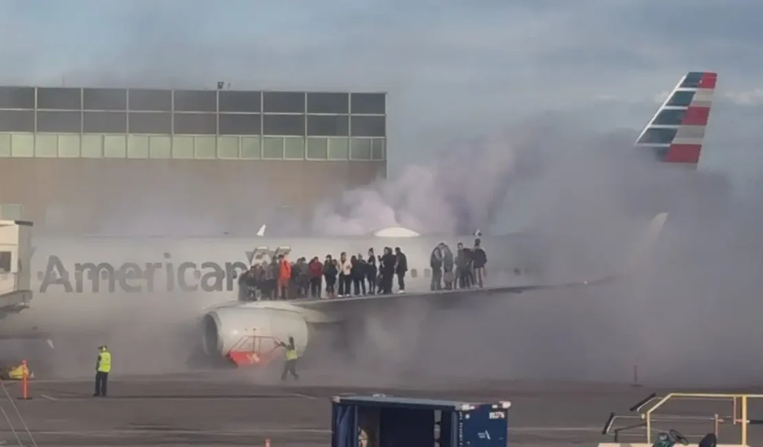 Avião da American Airlines pega fogo após pouso de emergência nos EUA