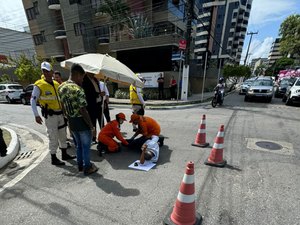 Colisão entre moto e carro deixa uma pessoa ferida, na Durval Guimarães