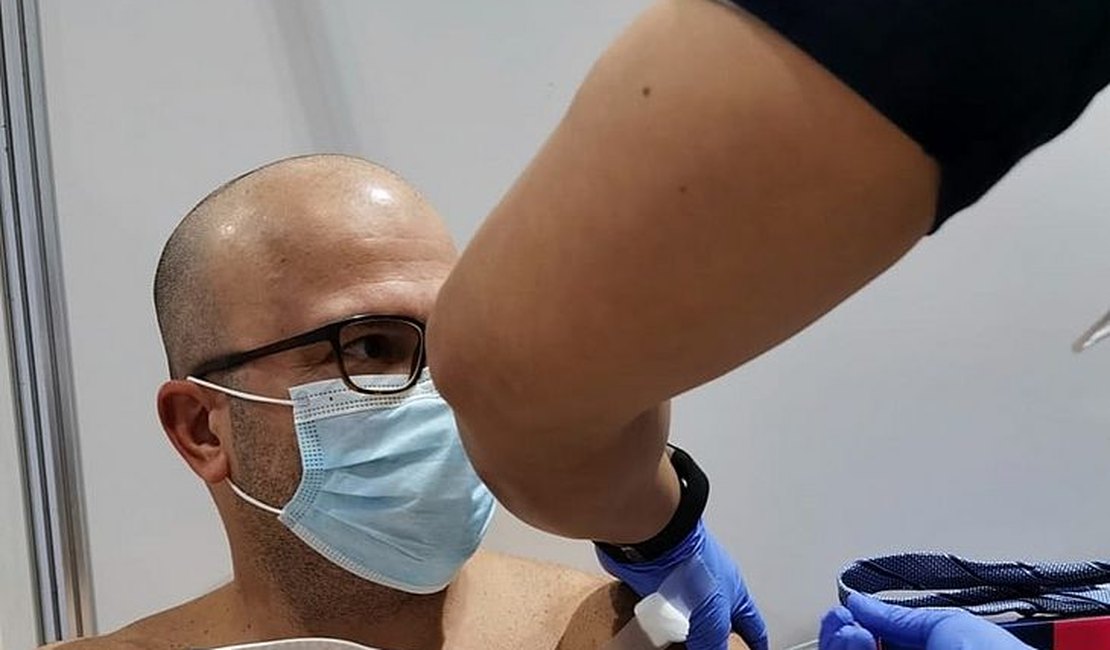 Médico maceioense é um dos primeiros brasileiros a tomar a vacina contra a Covid-19
