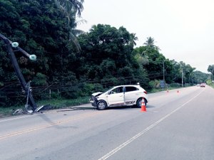 Colisão de carro em poste deixa gestante ferida em Ipioca