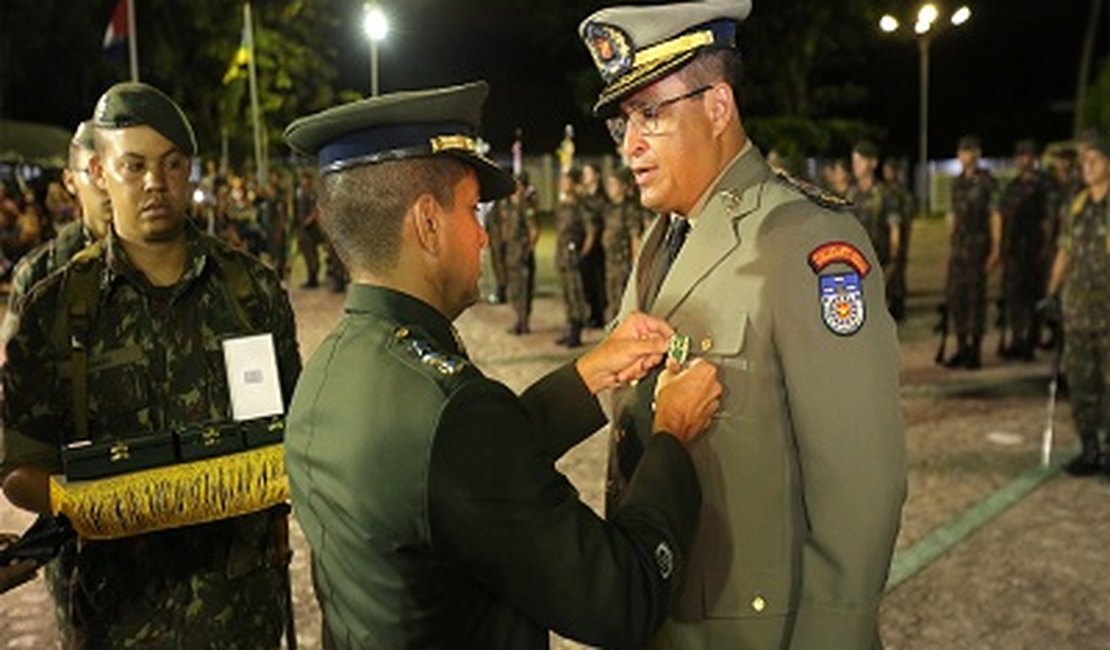 Comandante-Geral da PMAL é condecorado com a Medalha Exército Brasileiro