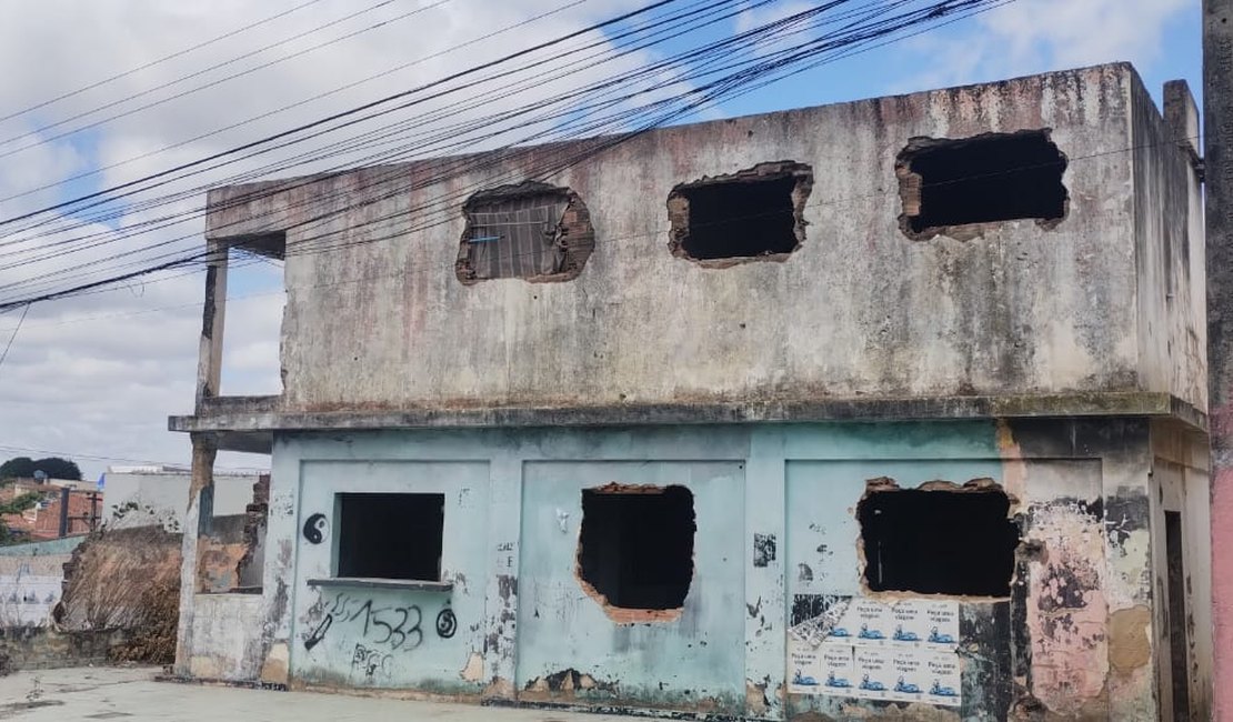 [Vídeo] Moradores reclamam que imóveis abandonados no bairro Brasília viraram ponto para usuários de drogas