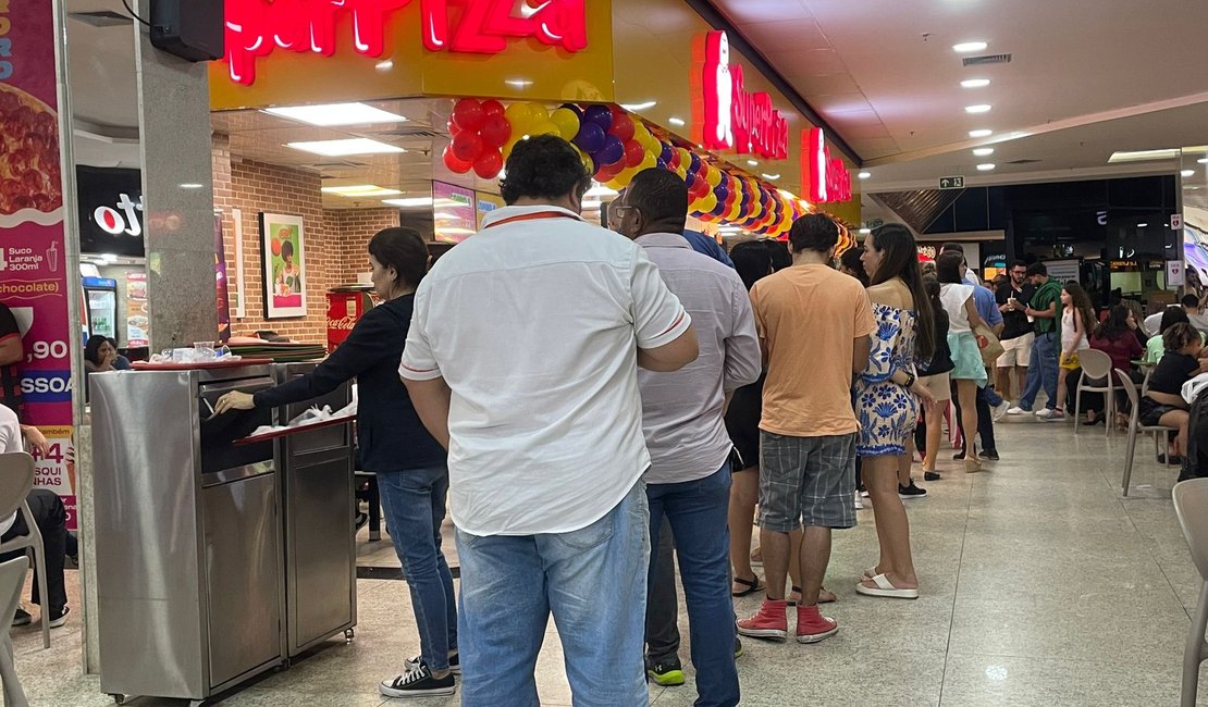 Vídeo mostra filas enormes para comprar pizza no Maceió Shopping