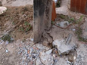 Moradores de São Bento temem que poste danificado desabe sobre casas
