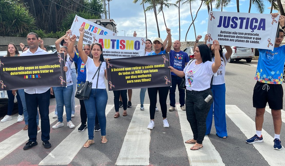 Mães de autistas protestam contra Seminário feito por plano de saúde; entenda o motivo