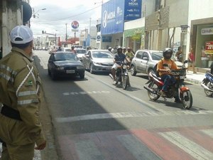 Condutores que trafegarem na faixa azul serão multados em Arapiraca