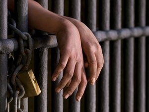 Jovem inabilitado e embriagado é preso após atropelar pedestre 