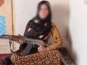 Garota afegã  fuzilou  talibãs que mataram seus pais