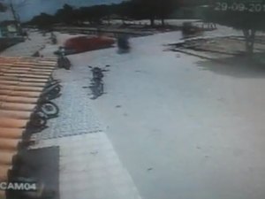 Vídeo de assaltantes em fuga após colidir contra veículo, é divulgado