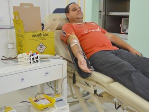 Hemoal realiza coleta de sangue e cadastro para doação de medula na Jatiúca