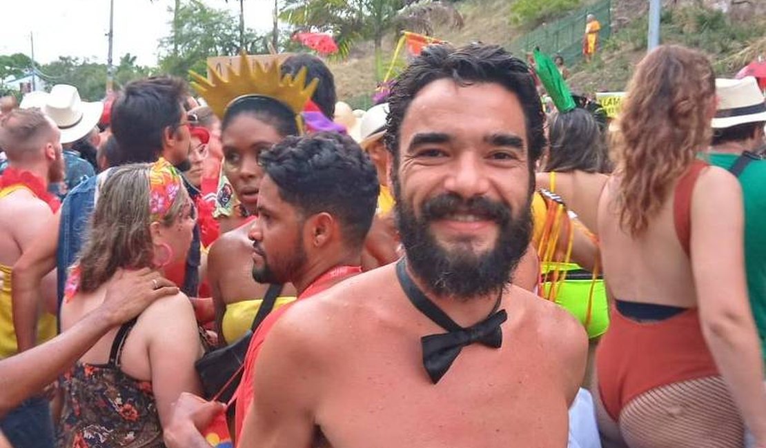 Caio Blat abaixa a sunga e mostra bumbum durante Carnaval de Olinda
