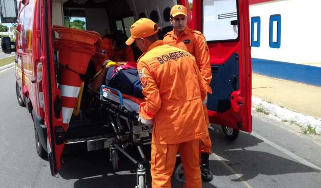 Mulher fica ferida após acidente entre motocicleta e carreta em Maceió