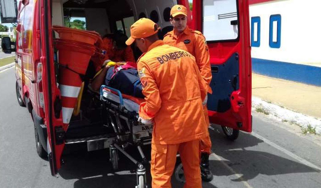 Ciclista fica ferido ao colidir com carro na Avenida Juca Sampaio, em Maceió