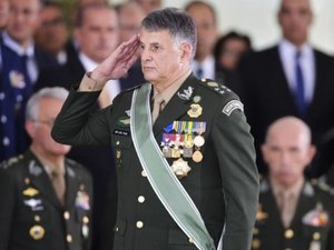 Comandantes das Forças Armadas discutem renúncia conjunta, afirma coluna