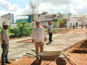 Luciano vistoria obras de construção de escola de tempo integral e ampliação da Área Verde