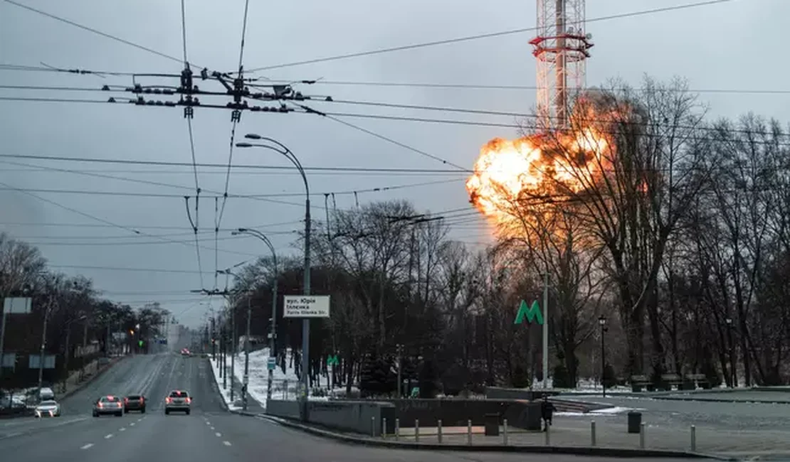 Rússia ataca torre de televisão em Kiev e emissoras saem do ar