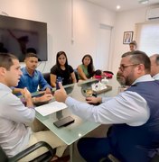 Após protesto, Leonardo Dias intermedeia reunião entre Semed e pais de alunos em Riacho Doce