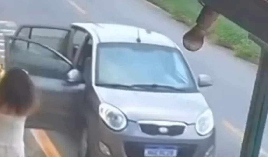 Homem pula pela janela de carro e salva crianças de acidente em MG