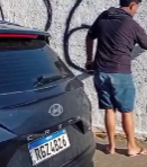 Homem é flagrado pichando muro recém-pintado de cemitério em Maceió