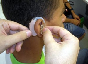 Jovens estão perdendo audição por causa de fones de ouvido, alerta conselho