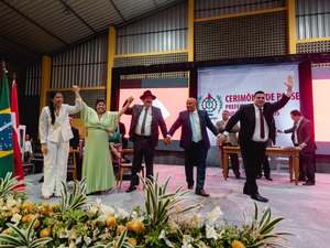 Carlos Gonçalves toma posse junto ao vice-prefeito e vereadores em cerimônia solene