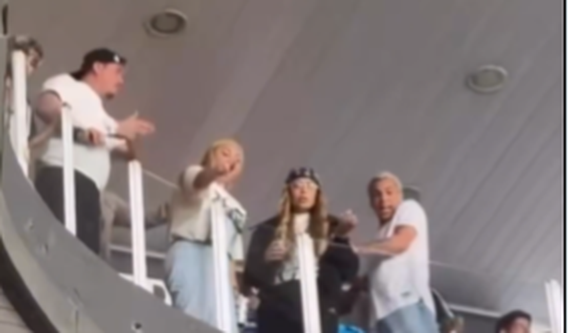 Irmã de Neymar é xingada por torcida rival e se envolve confusão em estádio