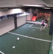 Criança sofre descarga elétrica ao tocar portão em condomínio na Jatiúca