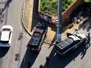 Viatura da Polícia Civil colide com poste após tentar desviar de cachorro em Arapiraca