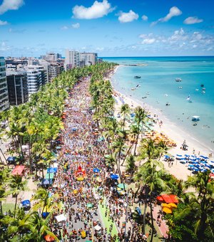 Pinto da madrugada leva frevo à avenida e arrasta mais de 500 mill foliões na orla de Maceió