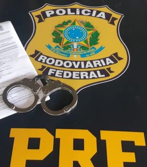 Homem com mandado de prisão em aberto é preso após ser parado pela PRF