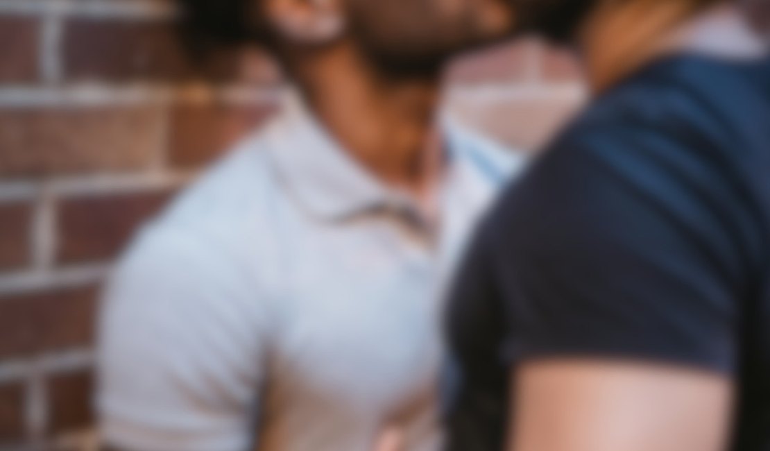Mulher flagra companheiro beijando outro homem e acaba agredida por ele após discussão, em Maceió
