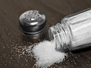 Brasileiro consome quase o dobro de sal recomendado pela OMS