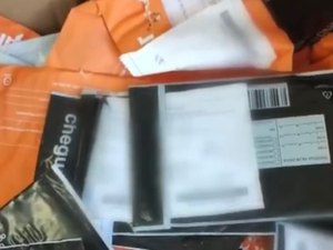 Empresas de entrega estão extraviando cartões de crédito e descartando nas ruas de Arapiraca, diz denúncia