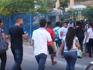 Estudantes protestam em frente à Uneal contra ocupação do prédio, em Arapiraca
