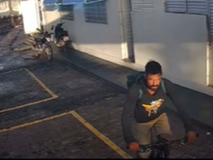 [Vídeo] Funcionário de padaria tem bicicleta furtada em posto de combustíveis de Arapiraca