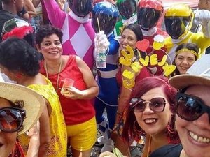Fátima Bernardes e Túlio Gadêlha curtem bloco de carnaval disfarçados em Pernambuco