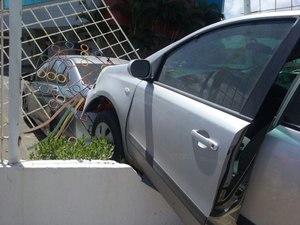 Motorista perde o controle da direção e veículo colide em muro do MPF
