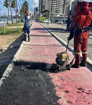 Infraestrutura recupera trechos danificados do calçadão na orla de Jacarecica