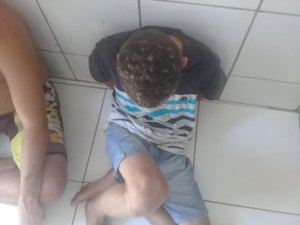 Jovem tenta se desfazer de sacola com drogas e é preso em Maceió