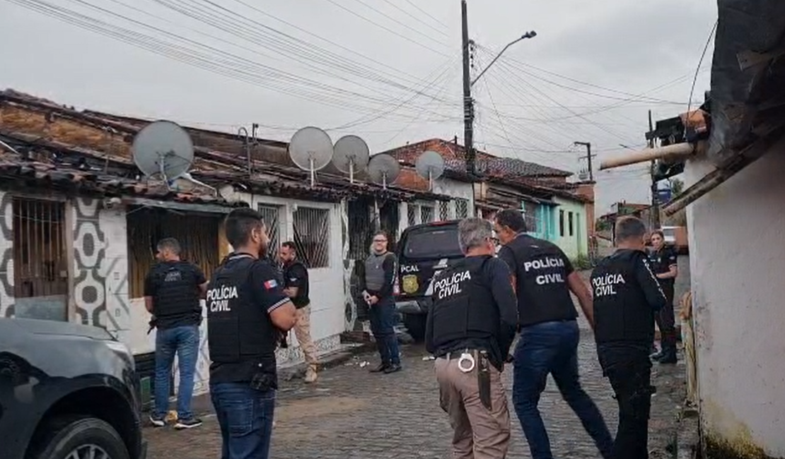 Mãe e filha adolescente são alvos de operação por tráfico e posse de arma no interior de AL