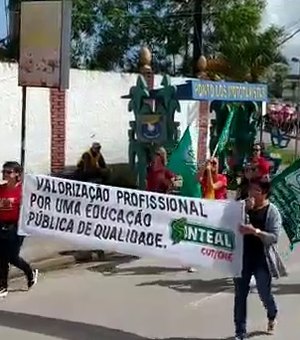 [Vídeo] Professores da rede municipal protestam em Teotonio Vilela