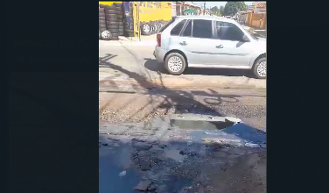 [Vídeo] Moradores solicitam reparação asfáltica para evitar acúmulo de água servida