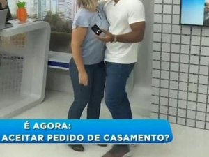 Repórter aceita se casar com bombeiro após recusar pedido ao vivo na TV
