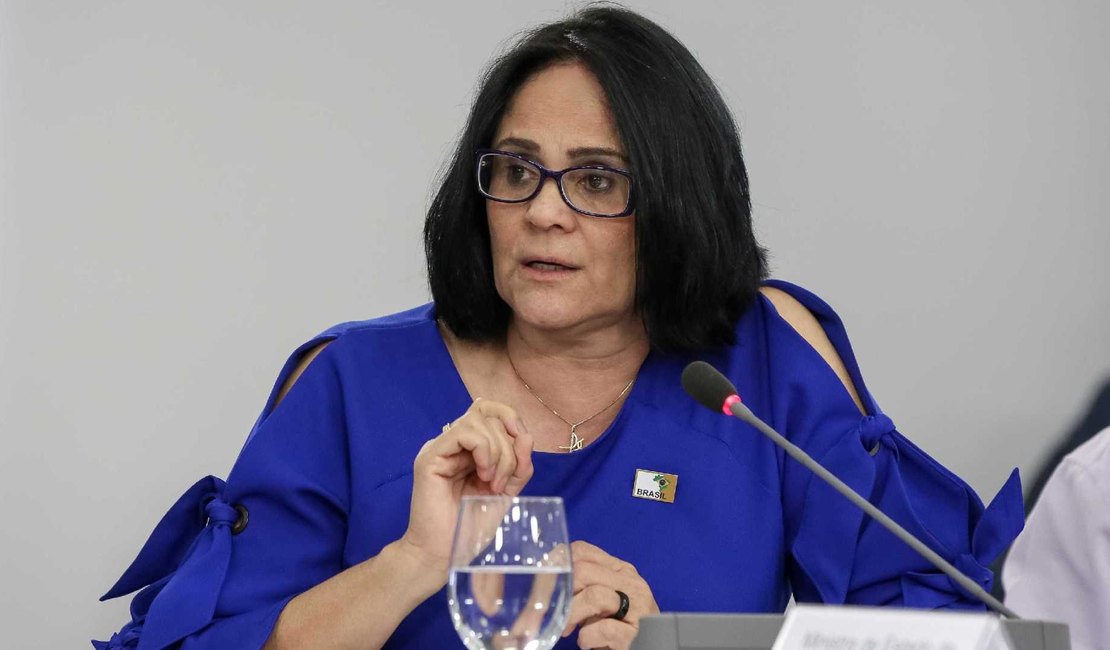 Damares diz que Brasil enfrenta 'epidemia de suicídio'