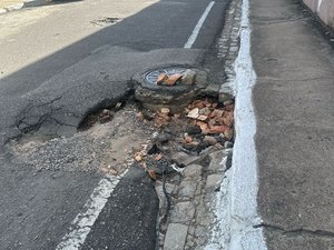 Ladeira esburacada tem causado acidentes com motociclistas no centro de Arapiraca