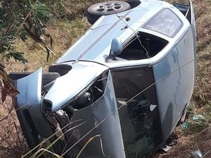 Capotamento deixa duas pessoas feridas em Igreja Nova